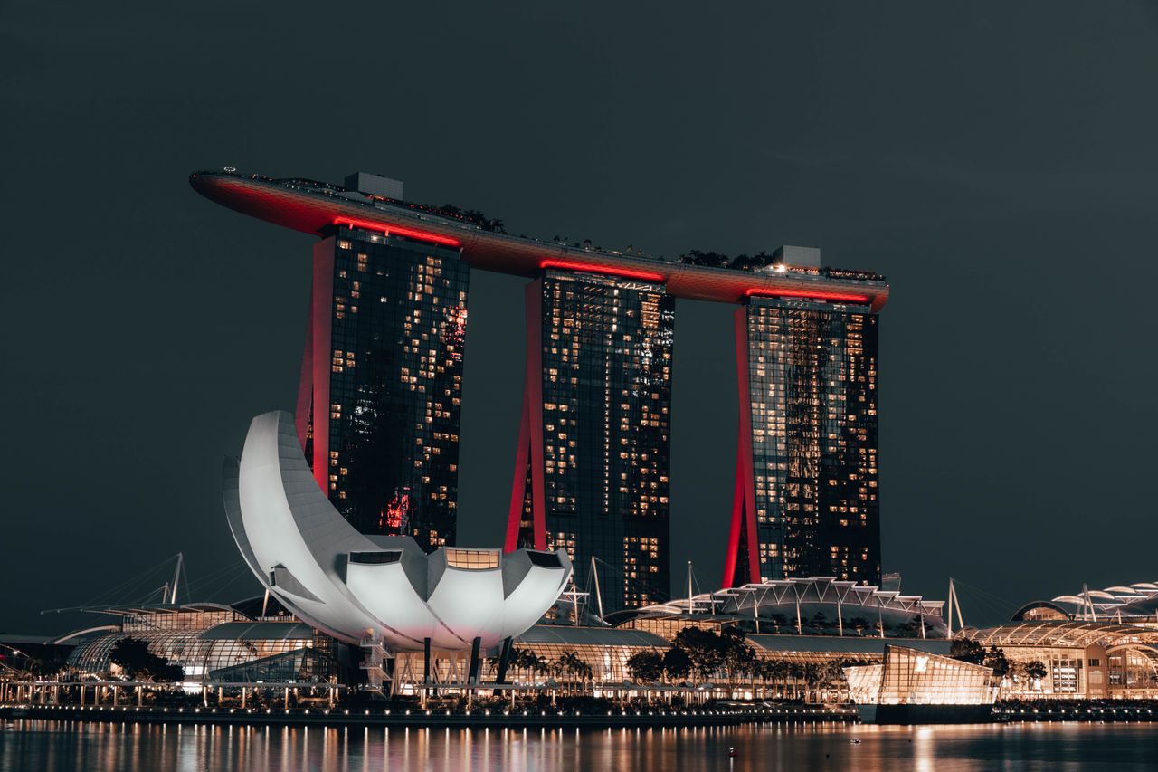 Singapore Travel Guide: Sights, Culture, & Cross-Border eSIM Data